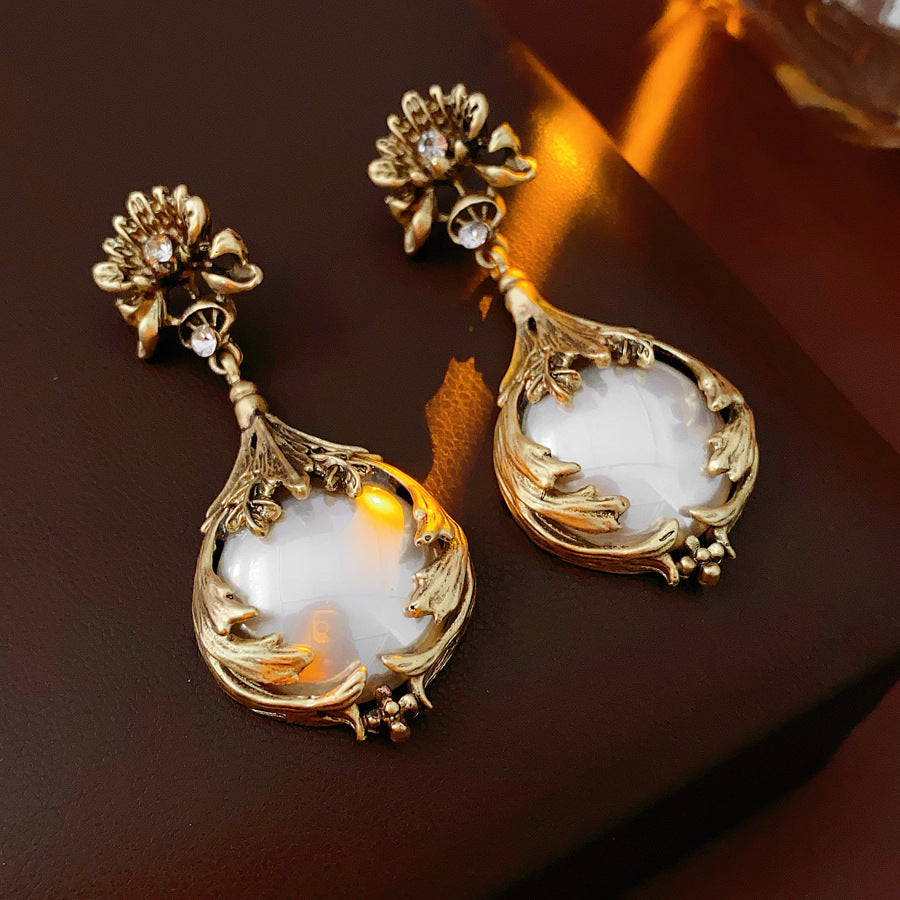 Women's Vintage Court Style Clavicle Chain Light Jewelry Set