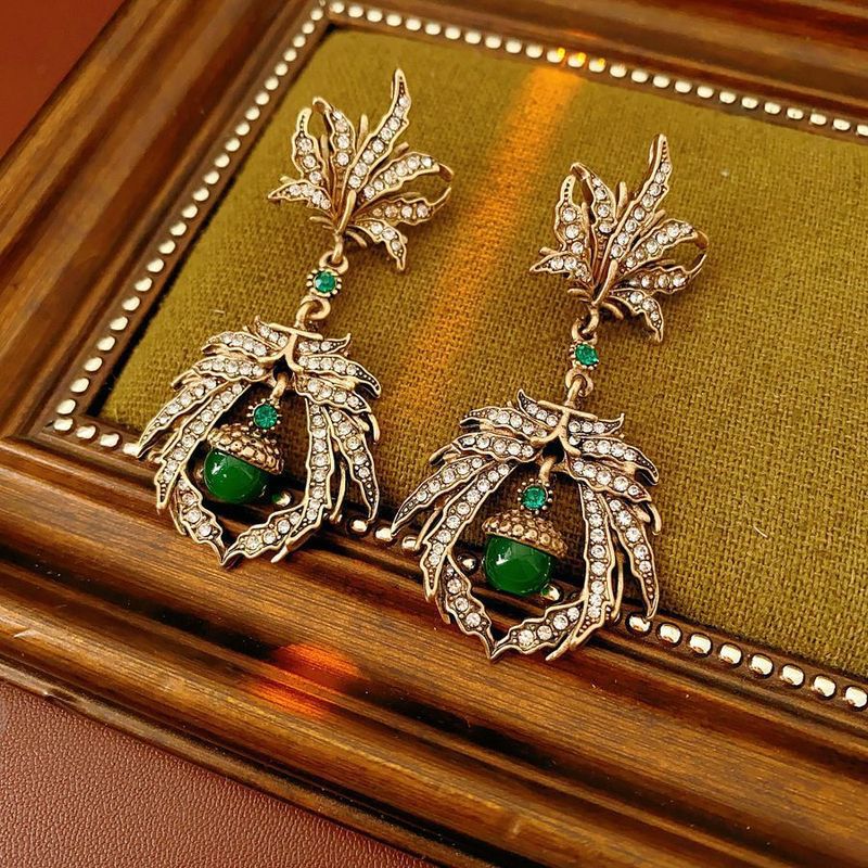 Women's Vintage Court Style Clavicle Chain Light Jewelry Set