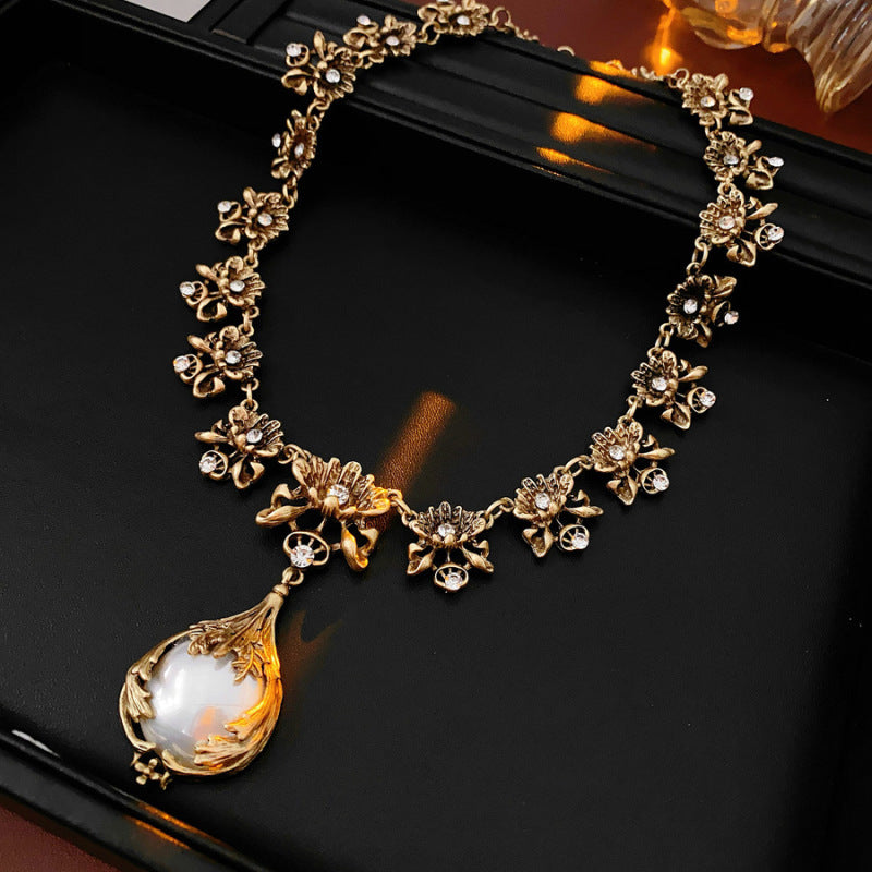 Women's Vintage Court Style Clavicle Chain Light Jewelry Set